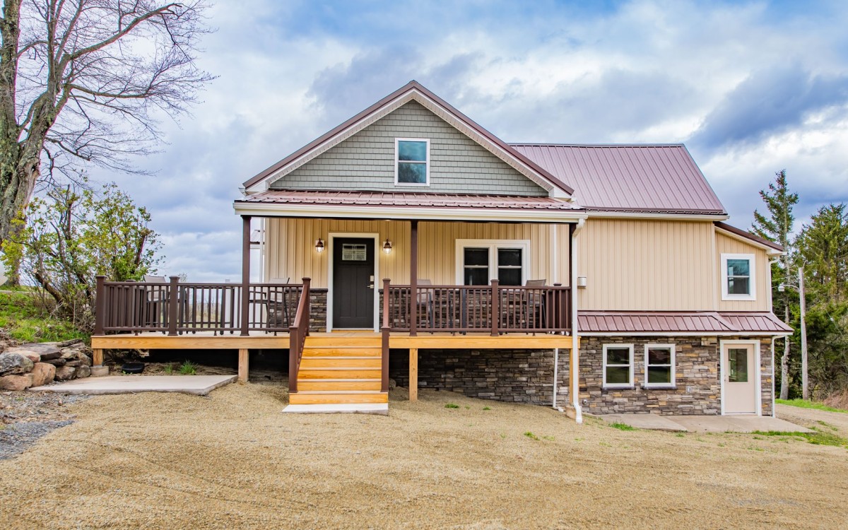 Robin Vacation Rentals-Huckleberry Hollow Farm House-image-1